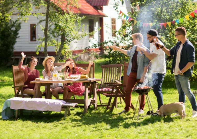 Familie im Garten eines Ferienhauses