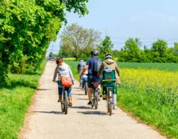 Familie auf einer Radtour