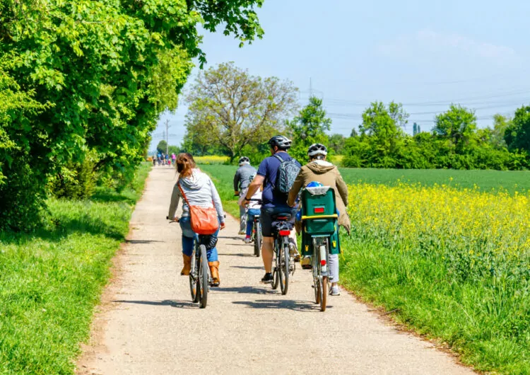 Familie auf einer Radtour