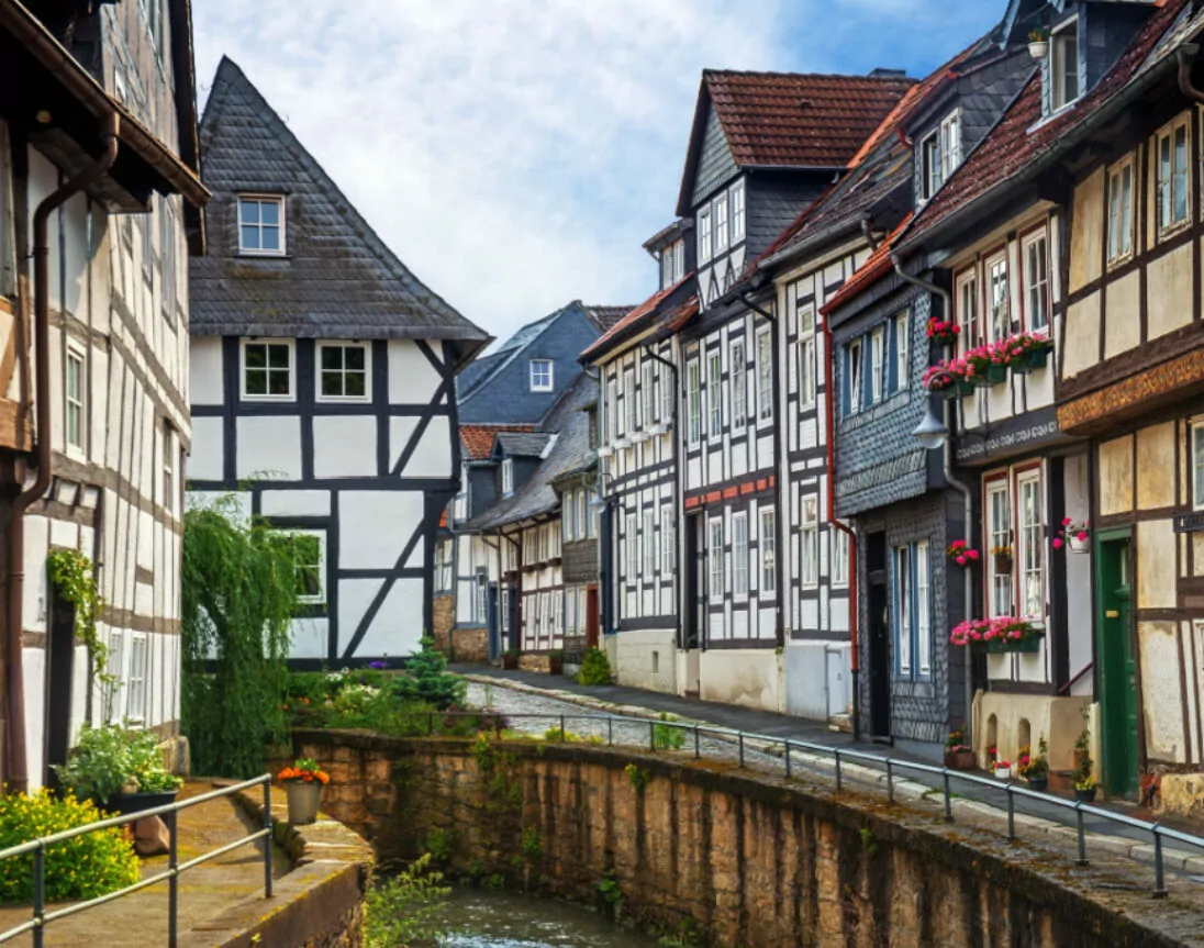 Idyllische Fachwerkhäuser in Goslar neben einem Kanal