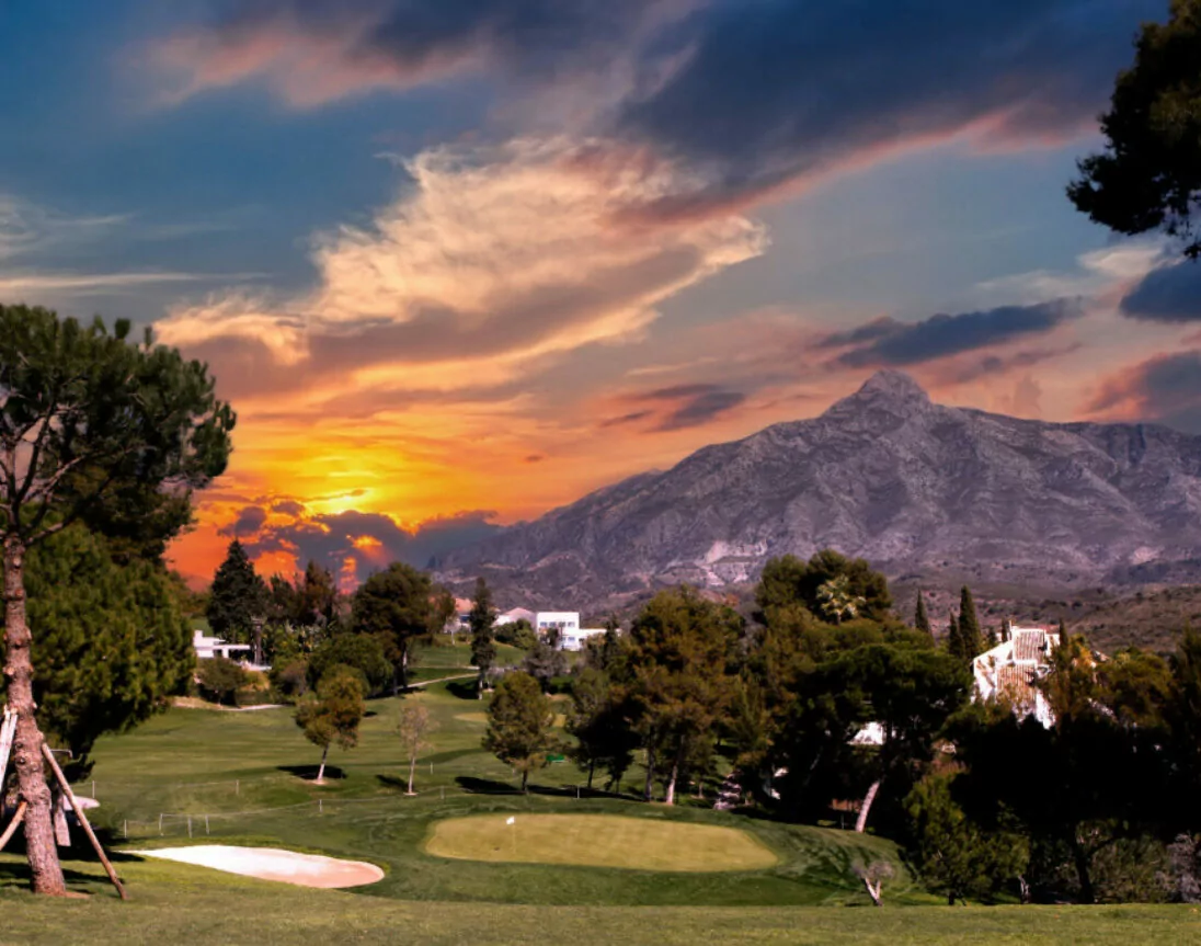 Golfplatz in Marbella bei Sonnenuntergang