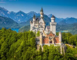 Schloss Neuschwanstein mit Blick auf die Alpen