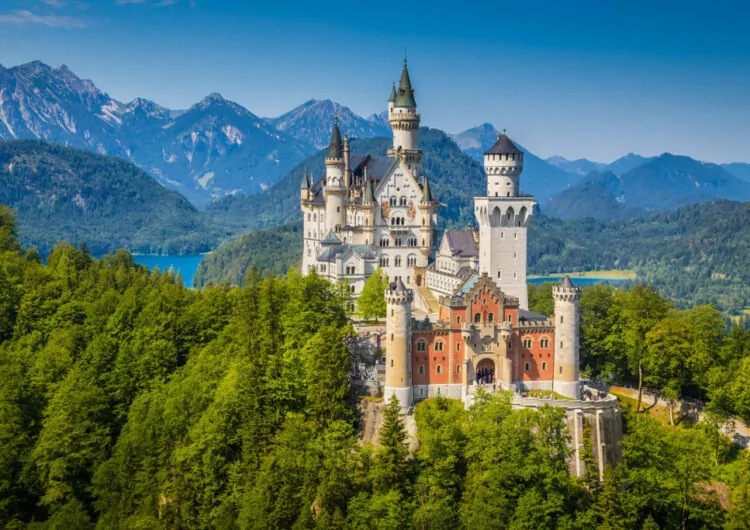 Schloss Neuschwanstein mit Blick auf die Alpen