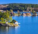 Seenlandschaft mit typischen schwedischen Sommerhäusern