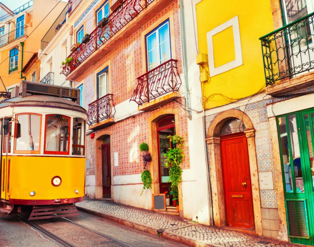 Bunte Straßenbahn in Lissabon