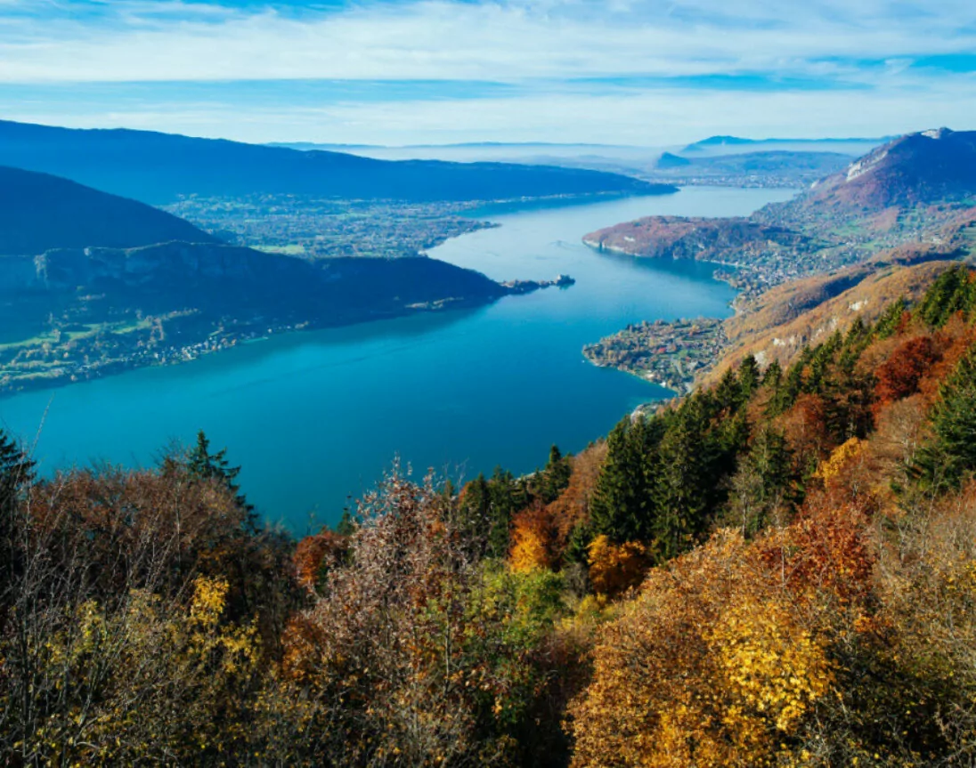 Weitwinkelaufnahme des Annecy-Sees in Frankreich