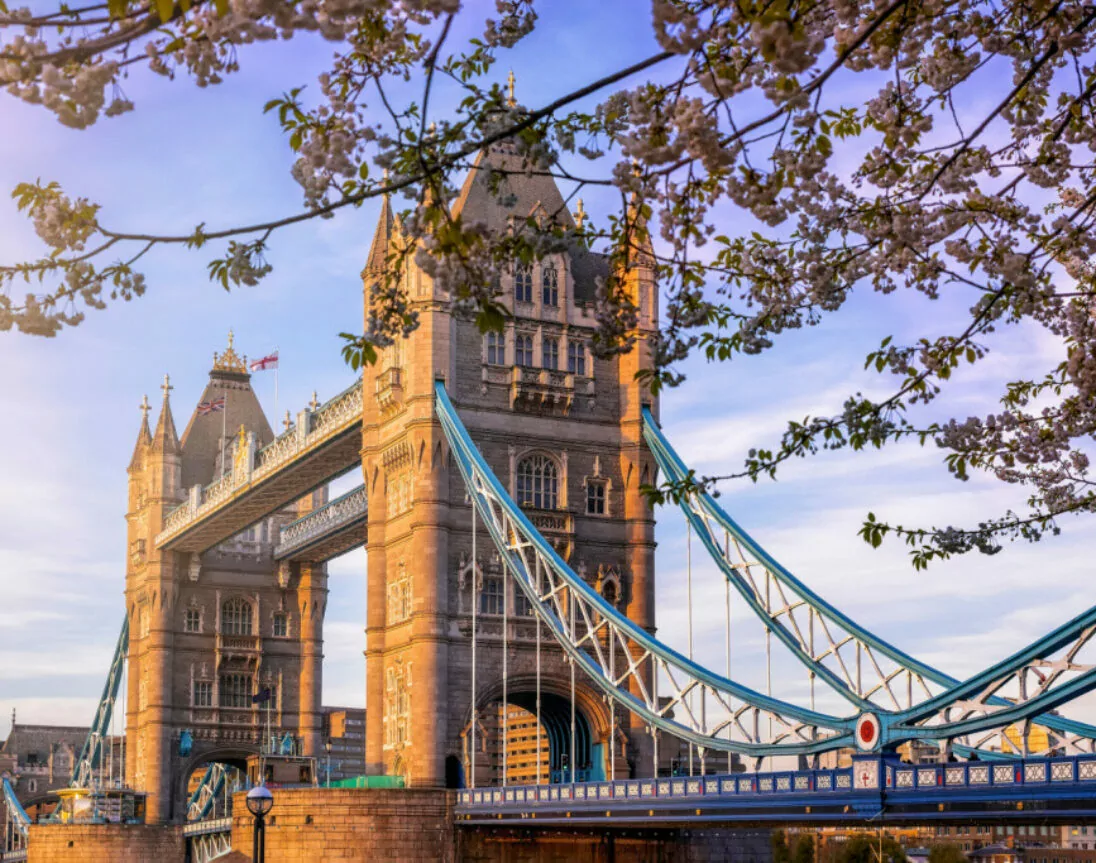 London Bridge im Frühling  mit Blumen