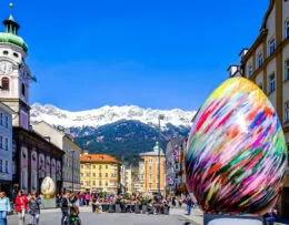 Ostermarkt mit Riesen-Osterei in Innsbruck