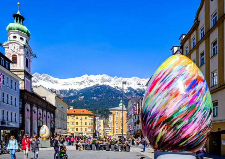 Ostermarkt mit Riesen-Osterei in Innsbruck