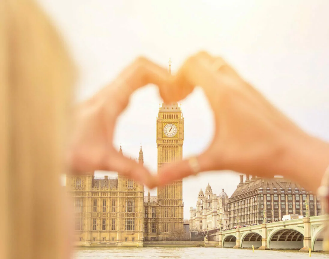 Mit Händen geformtes Herz vor Big Ben