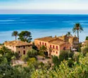 Schöne Aussicht auf das Meer und Fincas in Mallorca