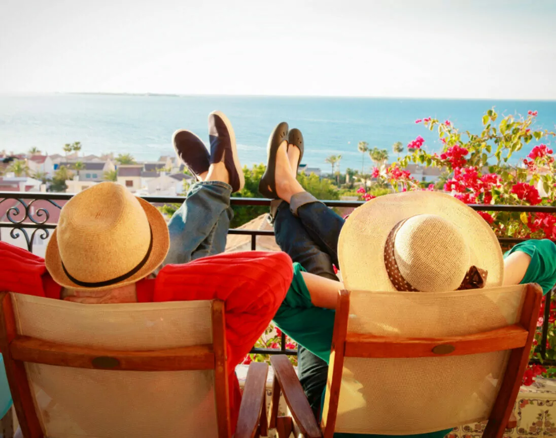 Paar auf Balkon am Meer