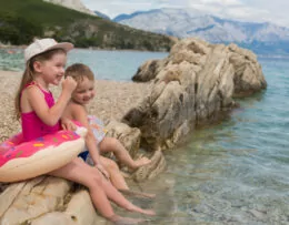 Kinder am Meer in Kroatien