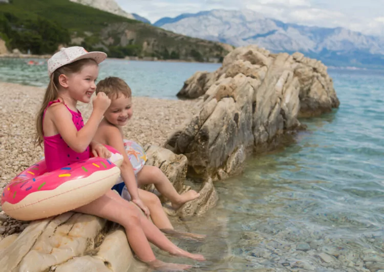 Kinder am Meer in Kroatien