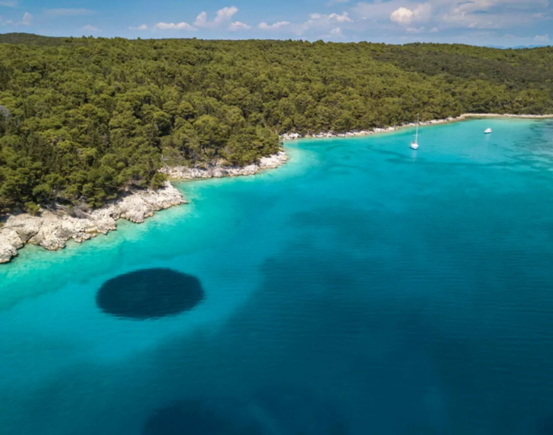 Strand mit türkisblauem Wasser auf Rab