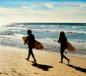 Surfer am Strand von Portugal