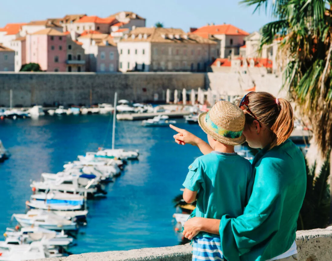 Mutter und Sohn schauen auf Dubrovnik