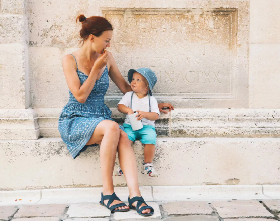 Mutter und Kleinkind im Urlaub in Kroatien