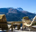 Terrasse eines Chalets in den Bergen