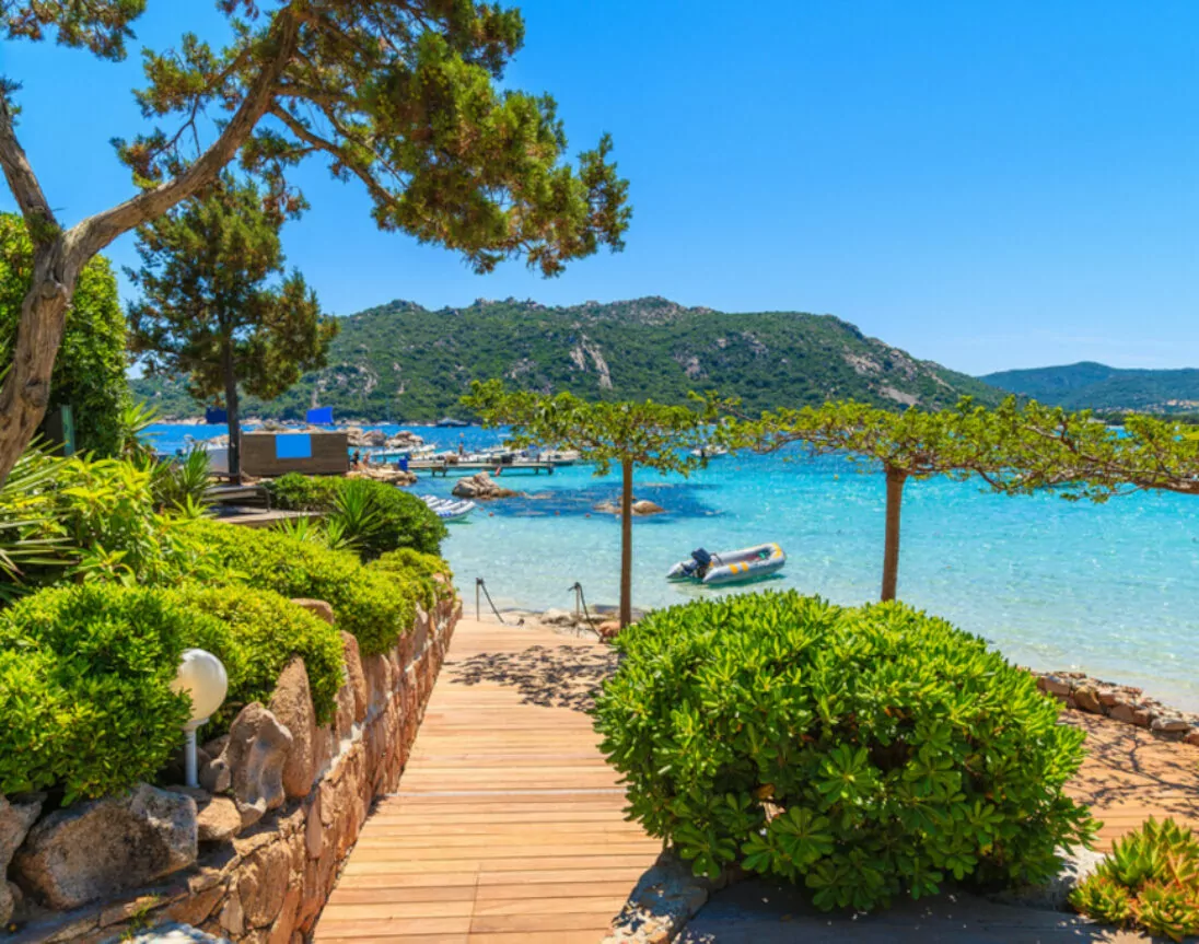 Küstenpromenade auf Korsika am Santa-Giulia-Strand
