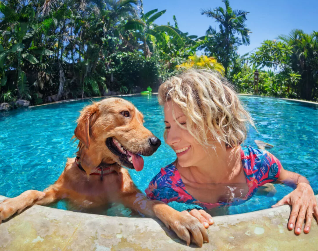 Frau mit Hund im Pool