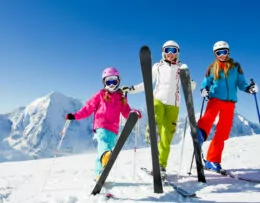 Glückliche Skifahrer in Tiroler Skigebiet, ideal für Skiurlaub