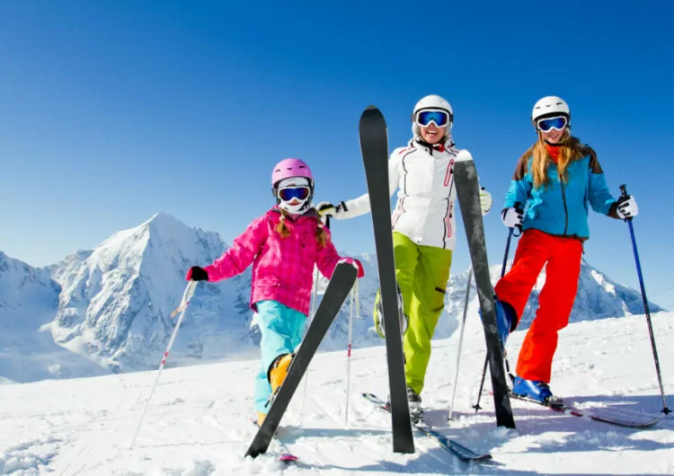 Glückliche Skifahrer in Tiroler Skigebiet, ideal für Skiurlaub
