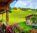 Blick vom Balkon auf grüne Wiese und Berge, Sommertag in Kirchberg, Kitzbühel Alpen, Österreich
