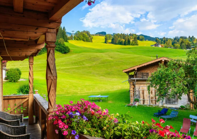 Blick vom Balkon auf grüne Wiese und Berge, Sommertag in Kirchberg, Kitzbühel Alpen, Österreich