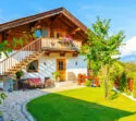 Typisches Holzhaus in Going am Wilden Kaiser, Sommertag in Tirol, Österreich