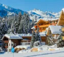 Schneebedeckte Ferienhäuser in den österreichischen Alpen, Tiroler Region