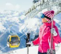 Frau mit Skibrille vor einem Skilift in Tirol im Winterurlaub