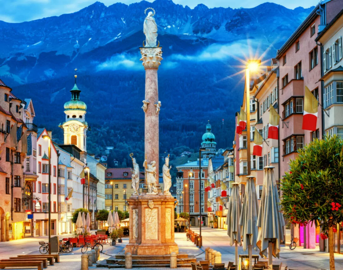 Innsbrucker Altstadt mit Alpen im Hintergrund, Tirol, perfekt für einen Tagesausflug