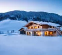 Holzchalet in den Alpen an einem kalten Wintertag