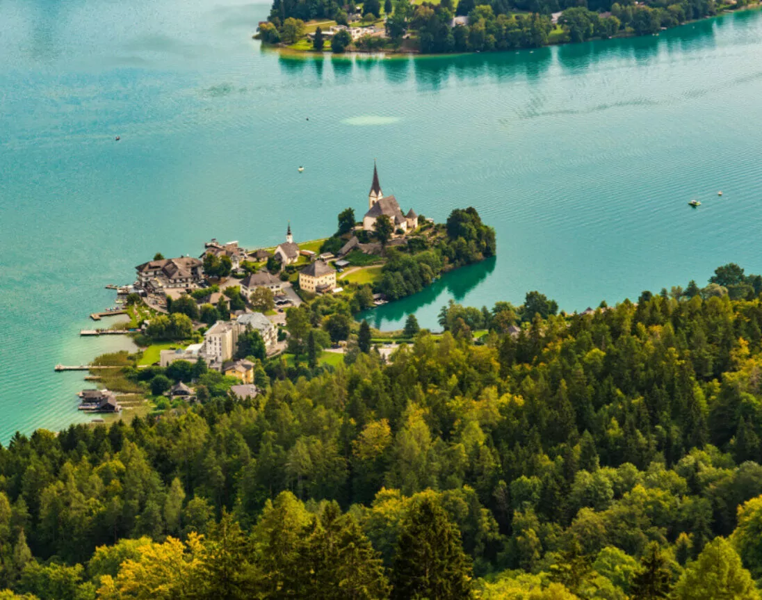 Wörthersee mit Maria-Wörth-Kirche in Kärnten, nahe Ferienhäusern am See