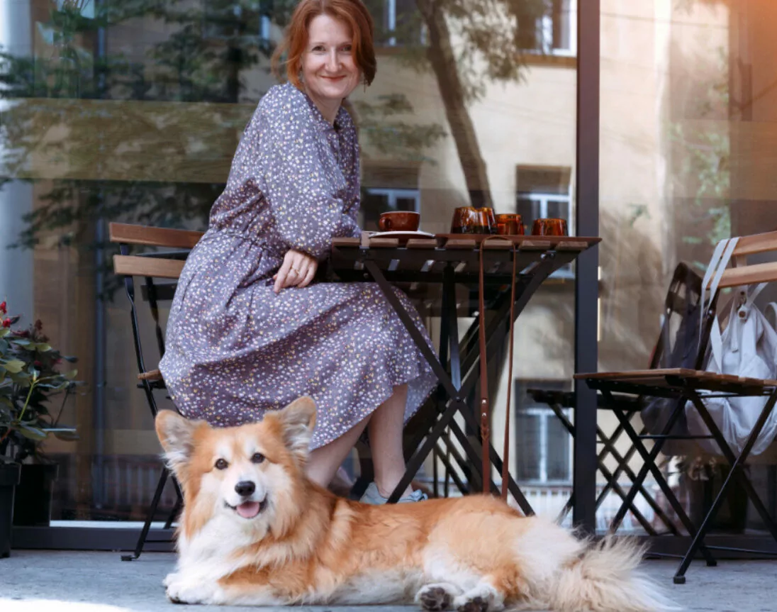 Hund auf der Terrasse im Restaurant in Österreich