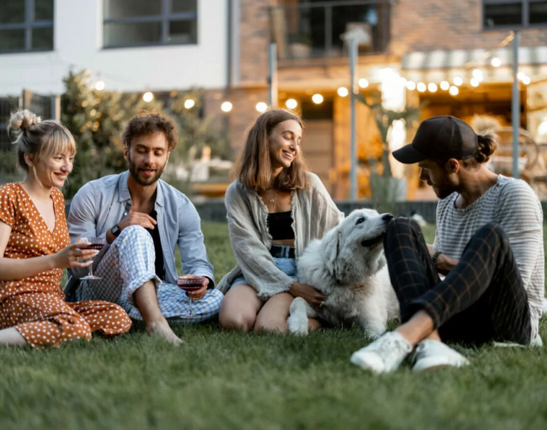 Freunde mit Hund im Ferienhaus mit Garten