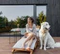 Hund vor einem tierfreundlichen Ferienhaus in Österreich