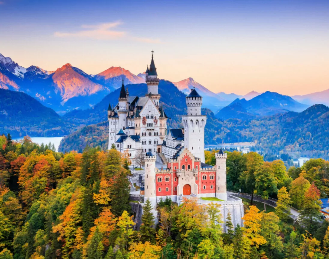 Schloss Neuschwanstein in Bayern, Deutschland, nahe der österreichischen Grenze, als beliebtes Ausflugsziel