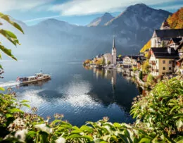 Sonnige Landschaft von Hallstatt und See in österreichischen Alpen, beliebtes Reiseziel