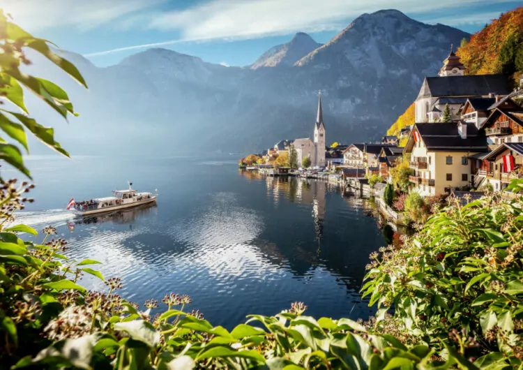Sonnige Landschaft von Hallstatt und See in österreichischen Alpen, beliebtes Reiseziel