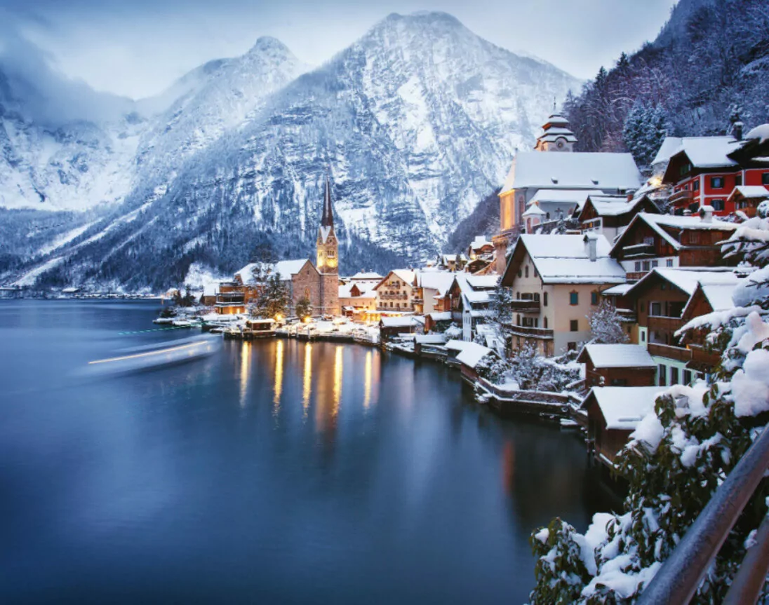 Winteransicht von Hallstatt, traditionelles österreichisches Holzdorf am See