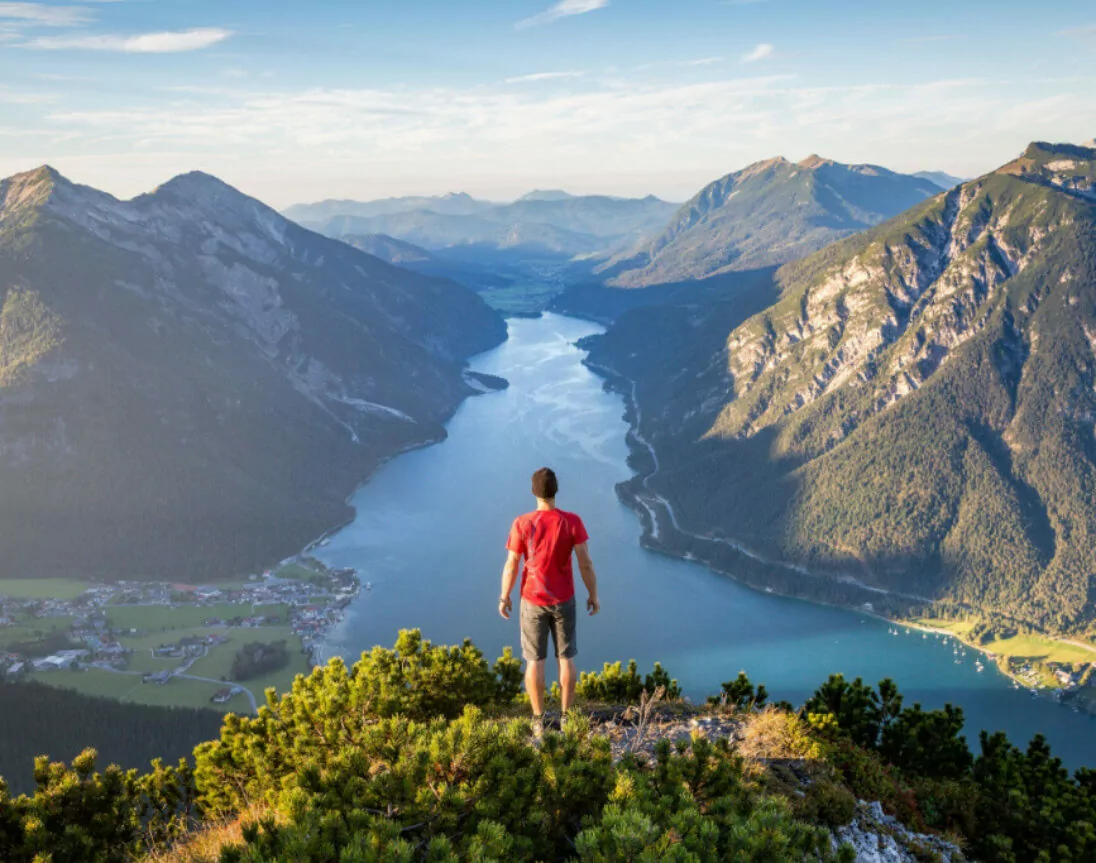 Bergsteiger mit Blick auf den Achensee im Sommer, Österreich Tirol