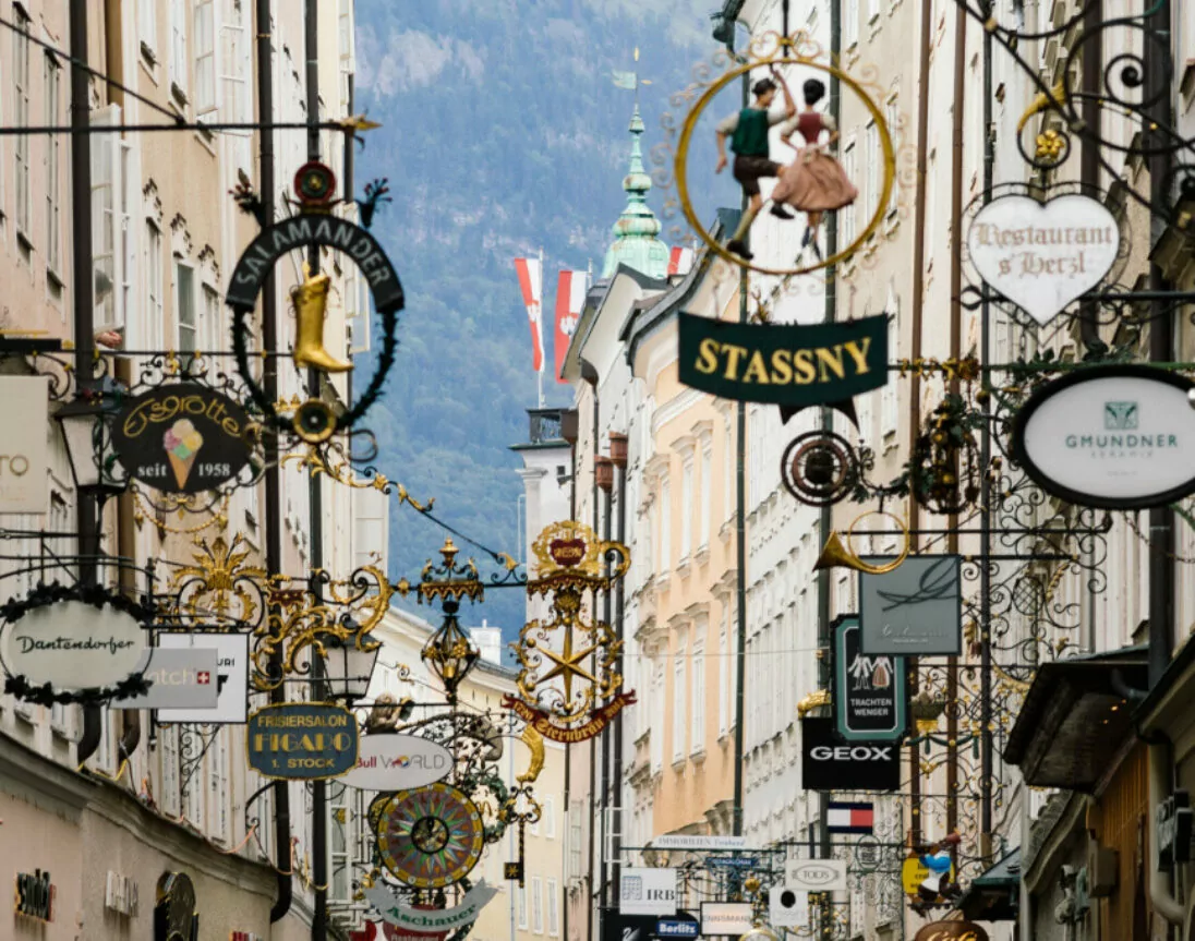 Historische Salzburger Altstadt mit Festung Hohensalzburg im Hintergrund, Österreich