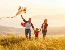 Familie am Drachensteigen im Urlaub