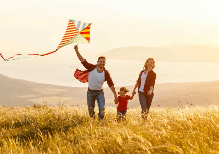 Familie am Drachensteigen im Urlaub