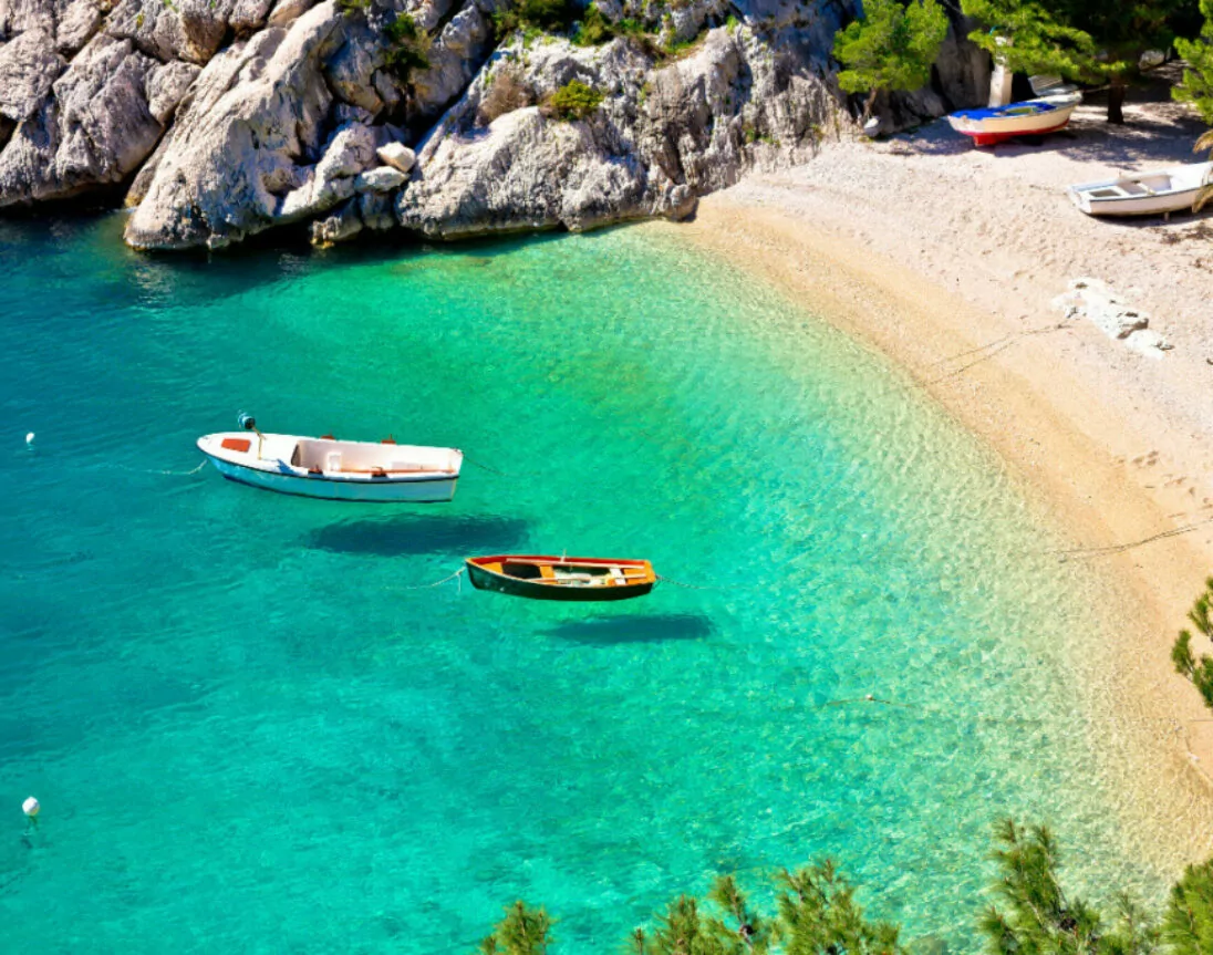 Idyllischer Strand Punta Rata in Brela Luftsicht, Riviera Makarska Dalmatien, Kroatien