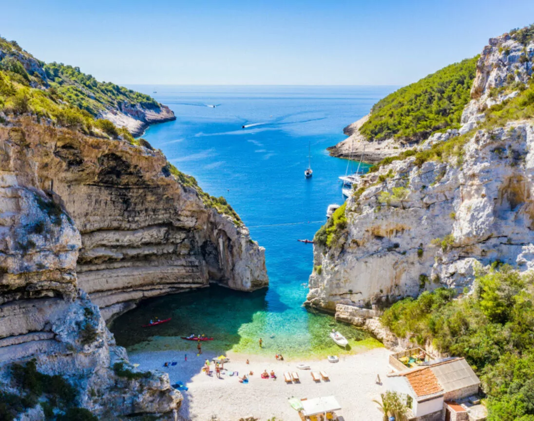 Luftsicht auf einen schönen Strand Stiniva auf der Insel Vis, Kroatien