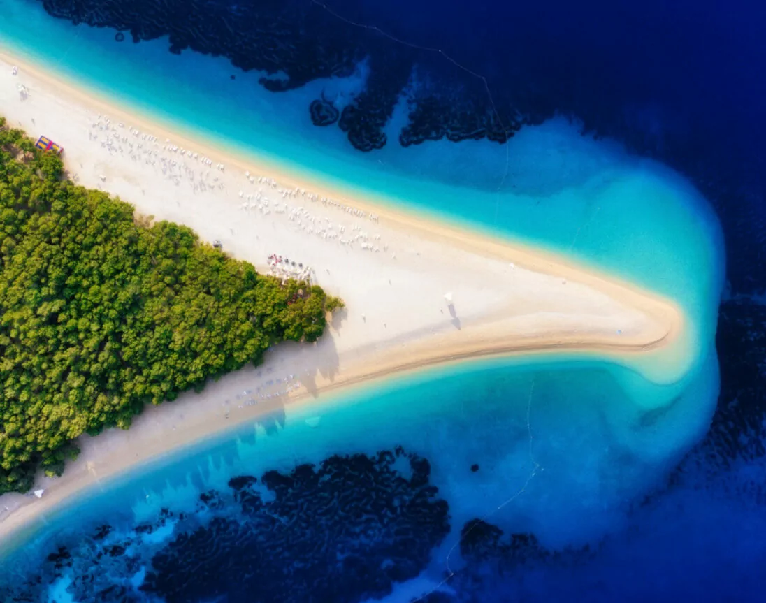 Luftbild vom Strand von Zlatni Rat, Kroatien, Hvar Insel