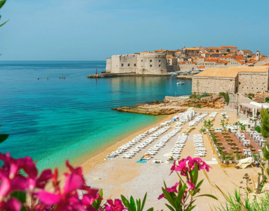 Aussicht auf Strand von Banje und Altstadt von Dubrovnik, Sommerurlaubsort in Kroatien